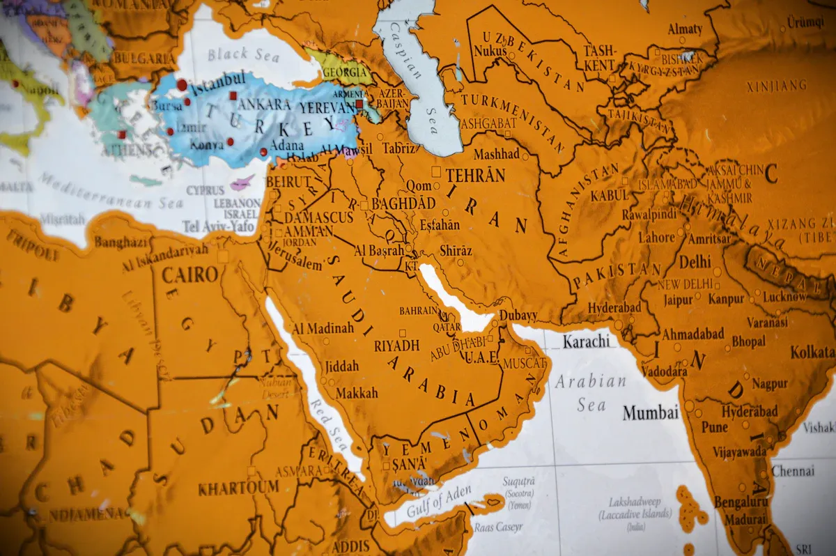 Küresel iş gücü dönüşümünü temsil eden dijital ağ ve bağlantı ikonu, 2026 iş gücü piyasası değişimi