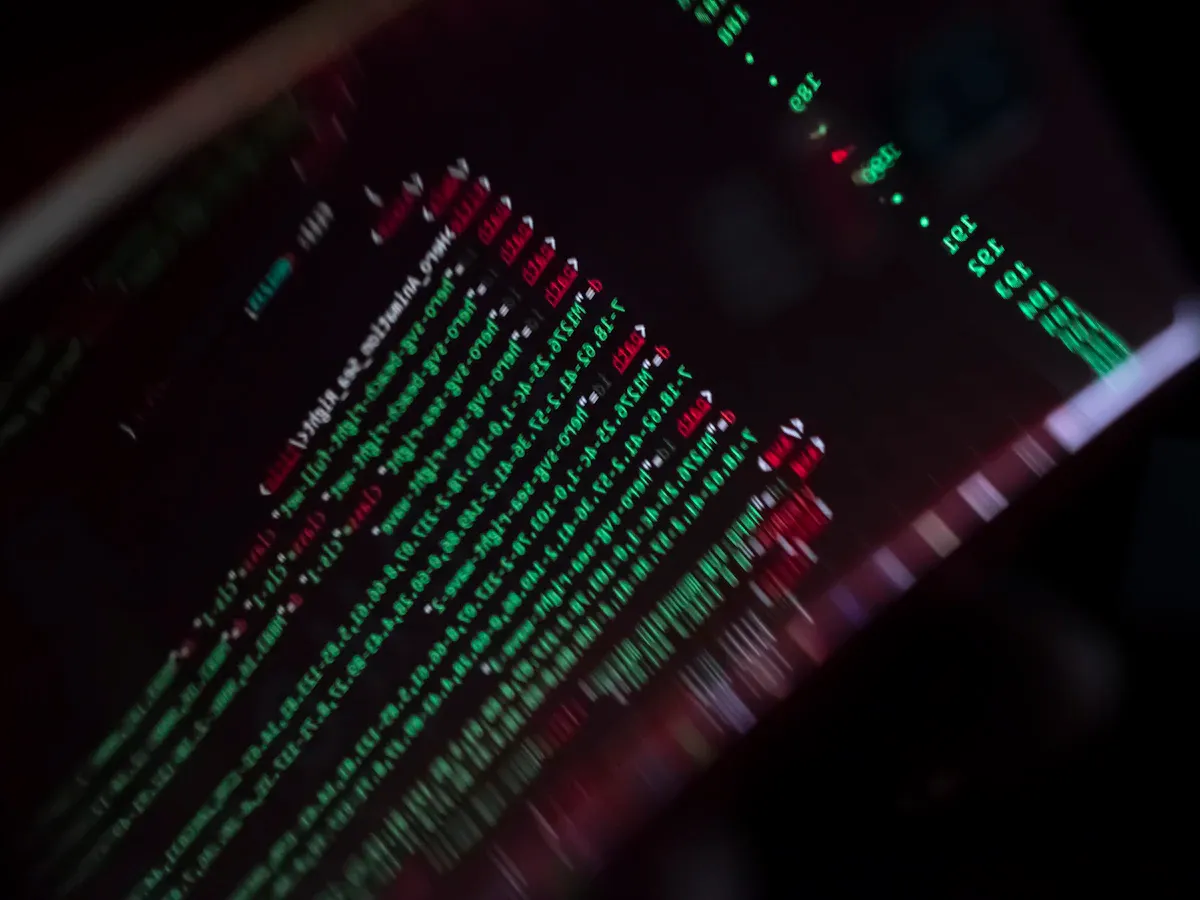 Karanlık ekranda akan siber güvenlik kodları, yapay zeka destekli hacking sürecini temsil ediyor.