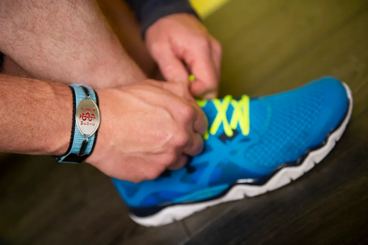 Kumaşa gömülü giyilebilir fitness sensörü, akıllı tekstil teknolojisiyle sağlık verilerini kablosuz aktarıyor.