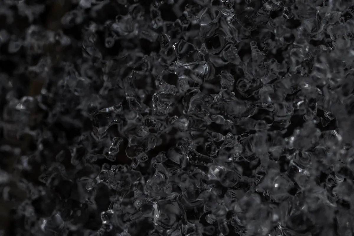 Mikroskop altında görülen mikroplastik parçacıkları, demans hastalarının beyninde 5 kat fazla tespit edildi.