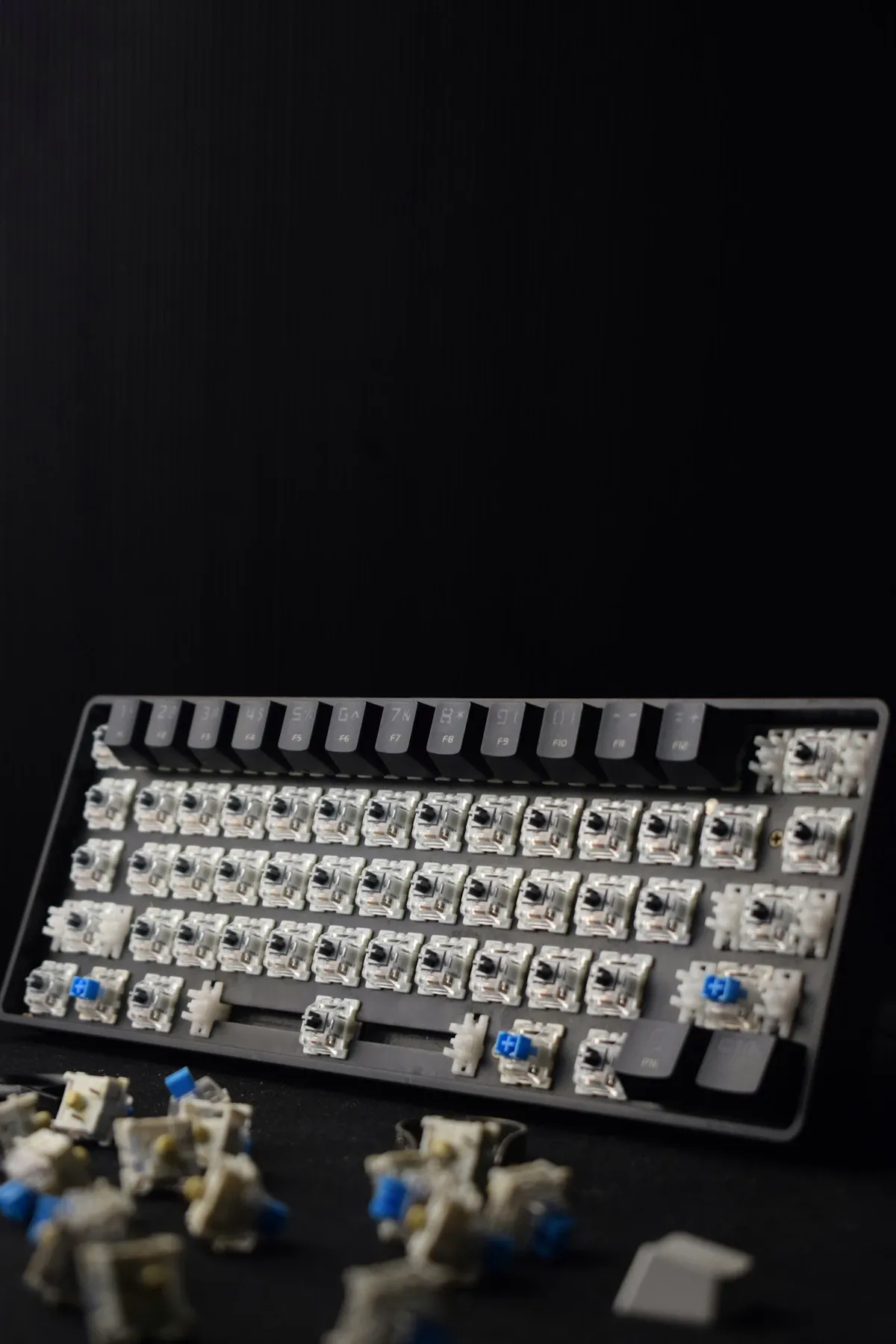 2026 yılının en iyi 21 mekanik klavye yapım kiti, bileşenler ve aletlerle birlikte düz üzerinde serilmiş.