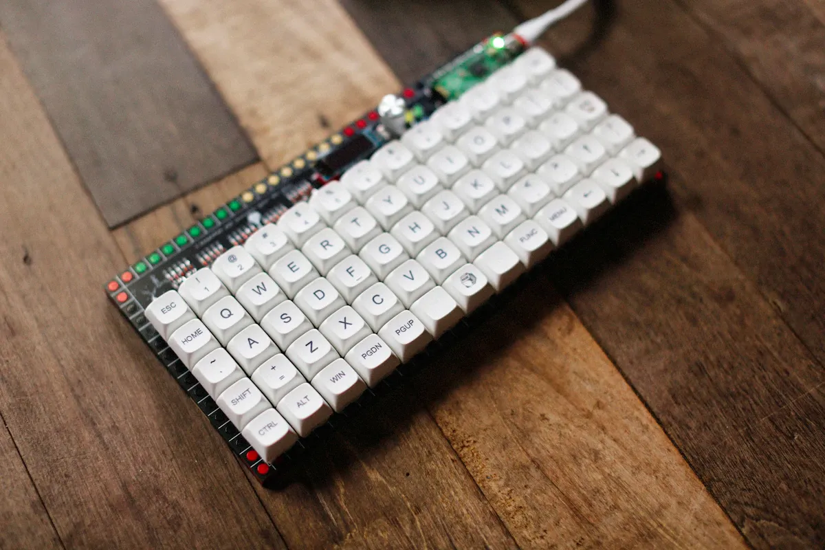 Parçalarına ayrılmış mekanik klavye build kit, anahtarlar ve aletler ahşap masa üzerinde