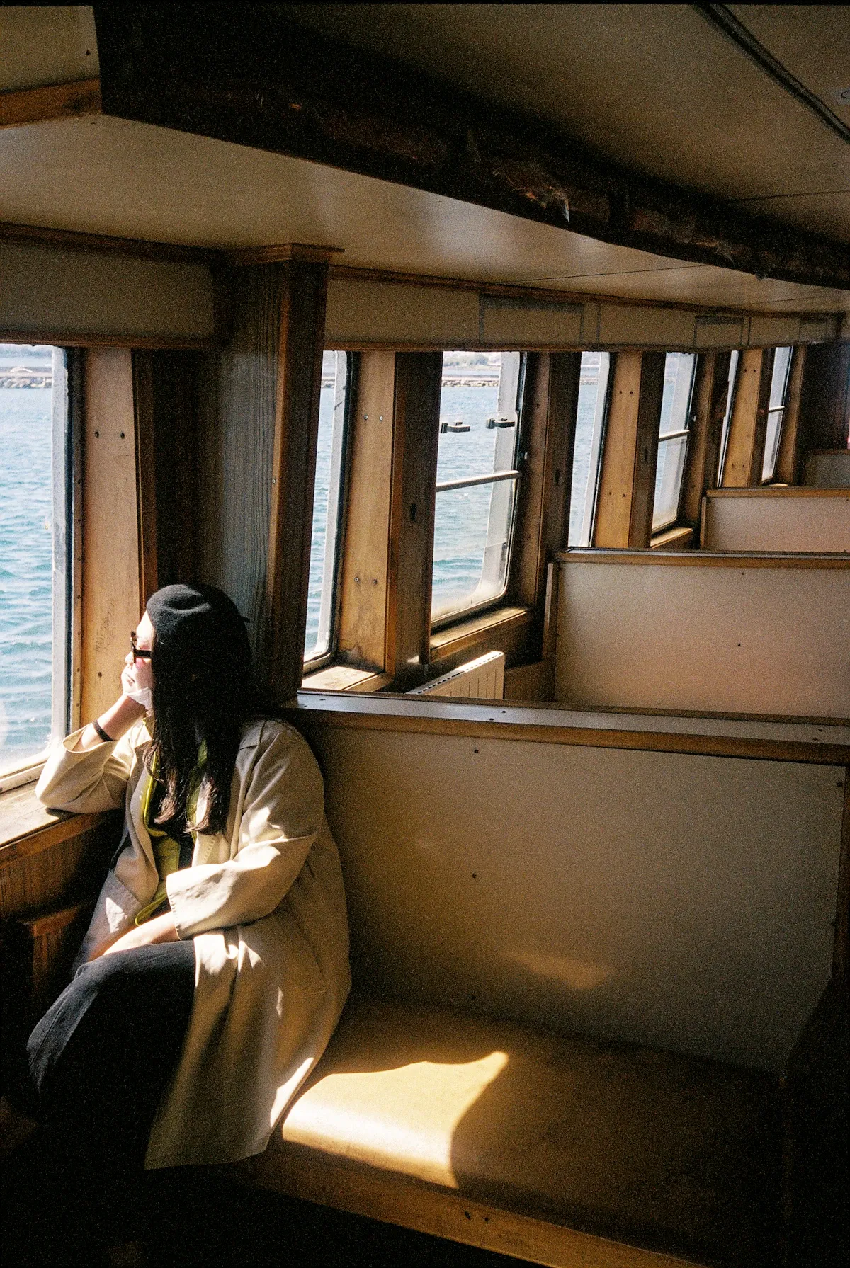 Pencere kenarında yalnız oturan bir kişinin yansıması, yalnızlık ve doktorların yeni tarama yaklaşımını temsil ediyor.