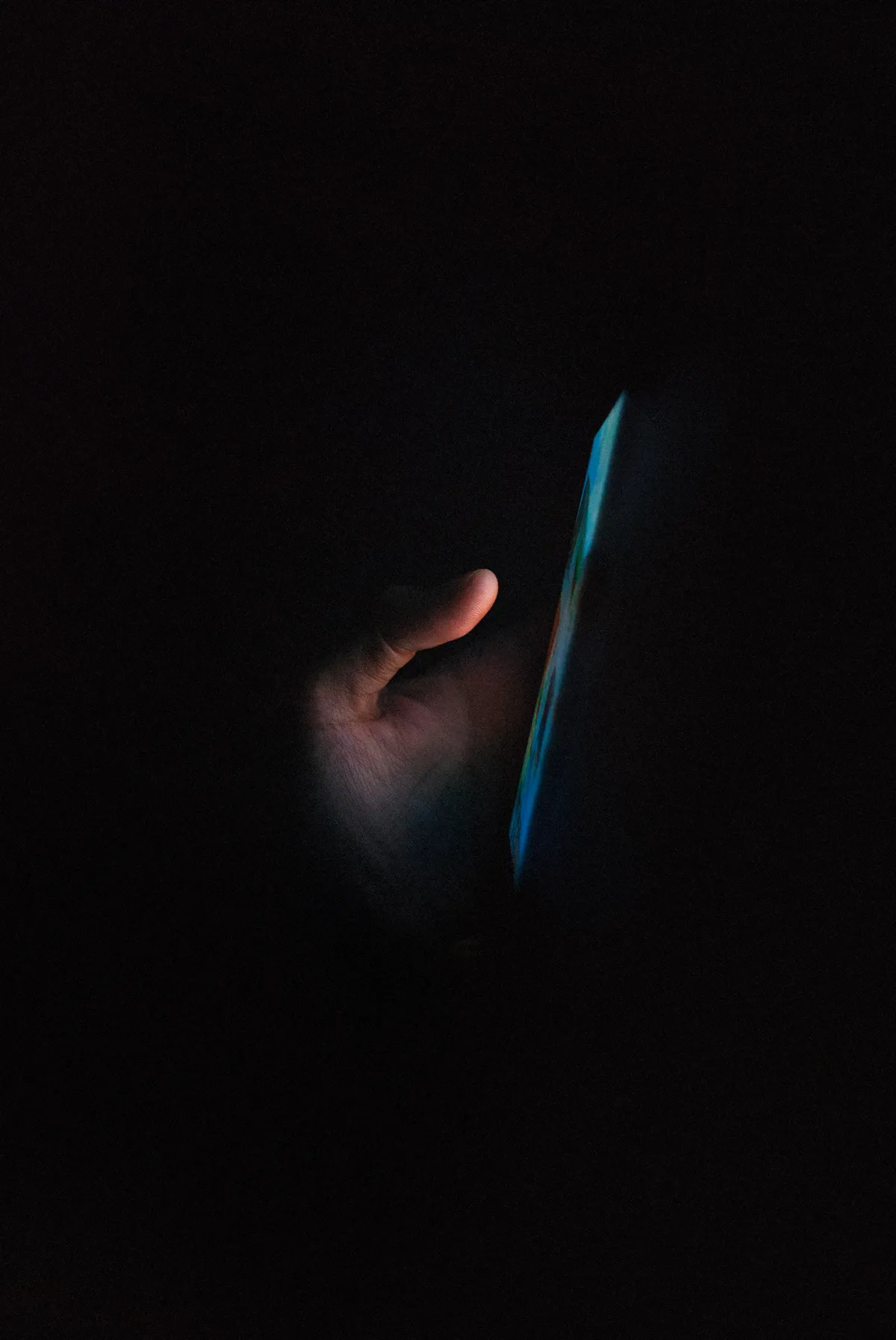 Karanlık odada saatlerce telefon ekranında kaydırma yapan eller, doomscrolling alışkanlığı