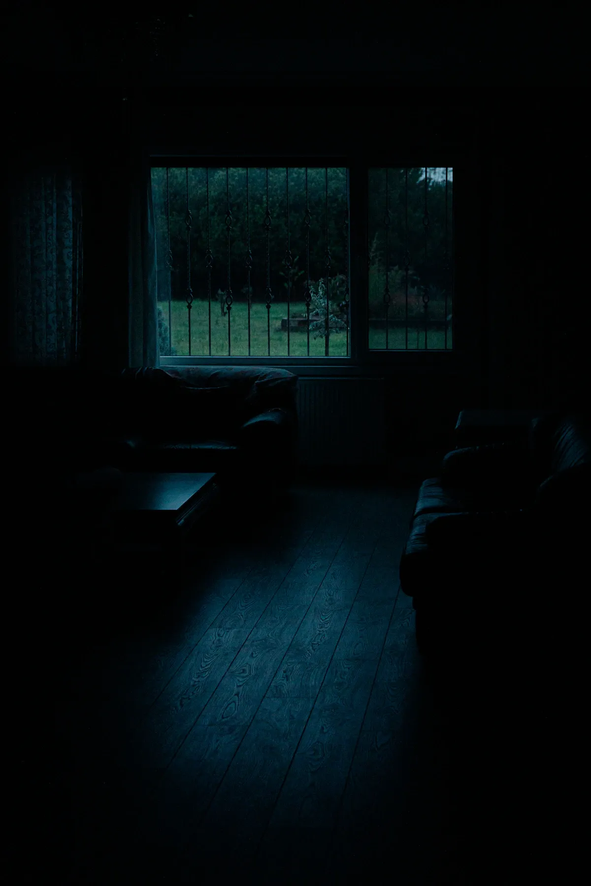 Karanlık odada parlayan telefon ekranı, gece doomscrolling'in uykuya etkisini gösteriyor.