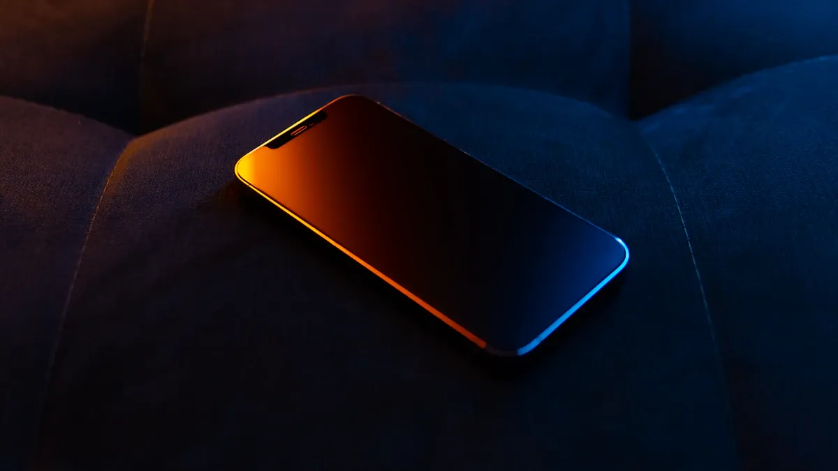 Karanlıkta parlayan akıllı telefon ekranı, dopamin ekonomisinde dikkat monetizasyonunu temsil ediyor.