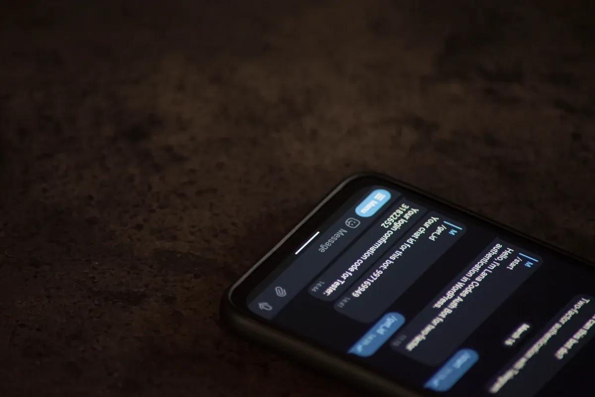 Karanlık bir odada akıllı telefon ekranında kaydıran parmak, dopamin bağımlılığını temsil ediyor.