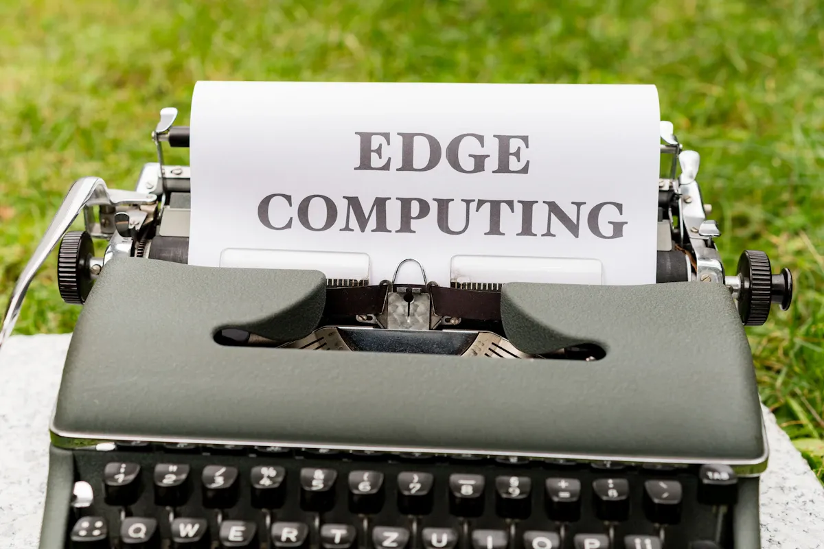 Edge computing teknolojisi ile veri işleminin buluta bağlı kalmadan cihazlarda gerçekleştirilmesini gösteren görsel.