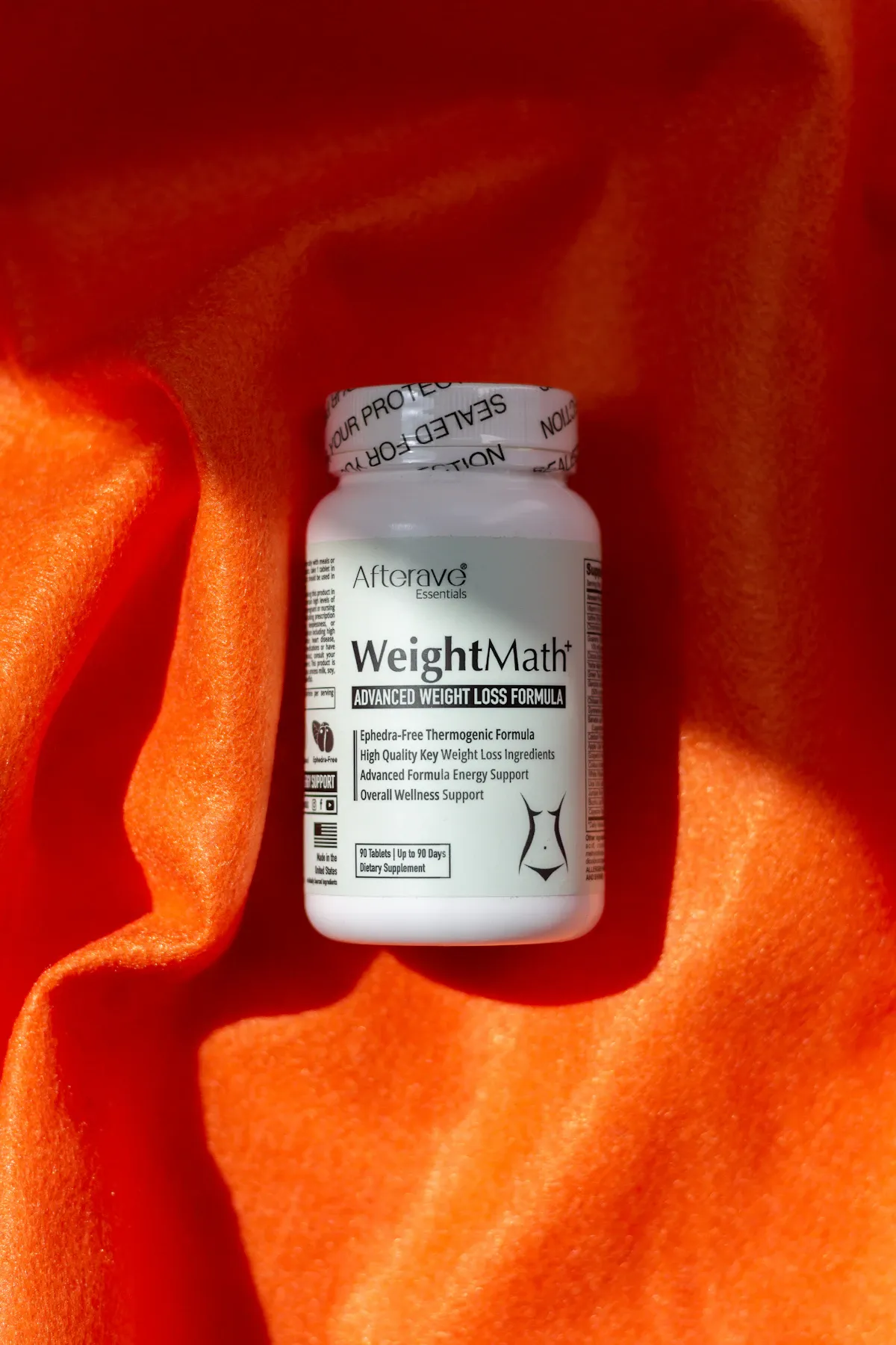 Masa üzerindeki renkli kilo verme hapları ve ölçüm aleti, tıbbi obezite tedavisini temsil ediyor.