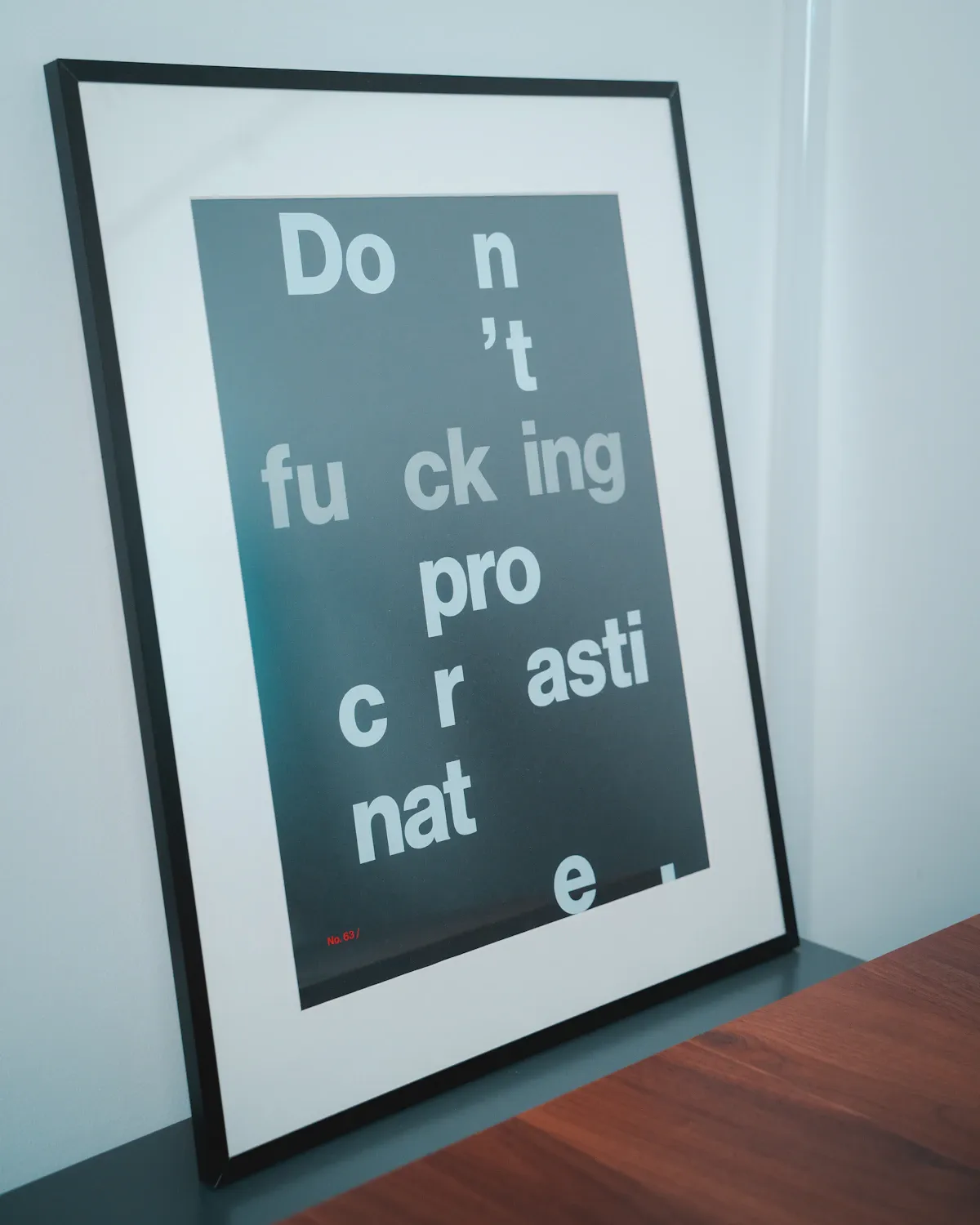 Erteleme psikolojisi: Dağınık bir çalışma masasında duran laptop, erteleme alışkanlığının görsel temsili.