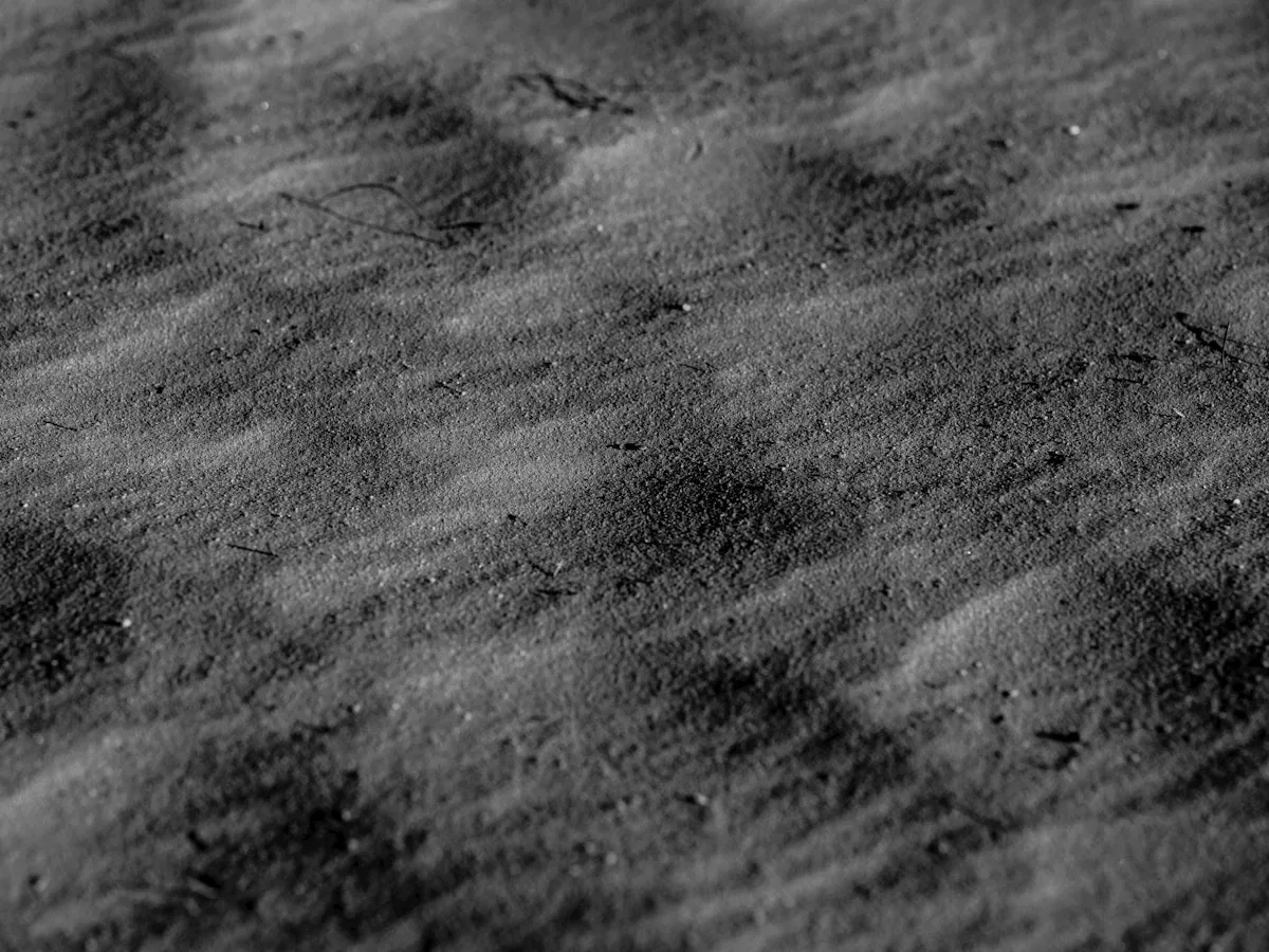 Jüpiter'in uydusu Europa'nın buzlu yüzeyinde çatlaklar ve düzensiz jeolojik oluşumlar görülüyor.