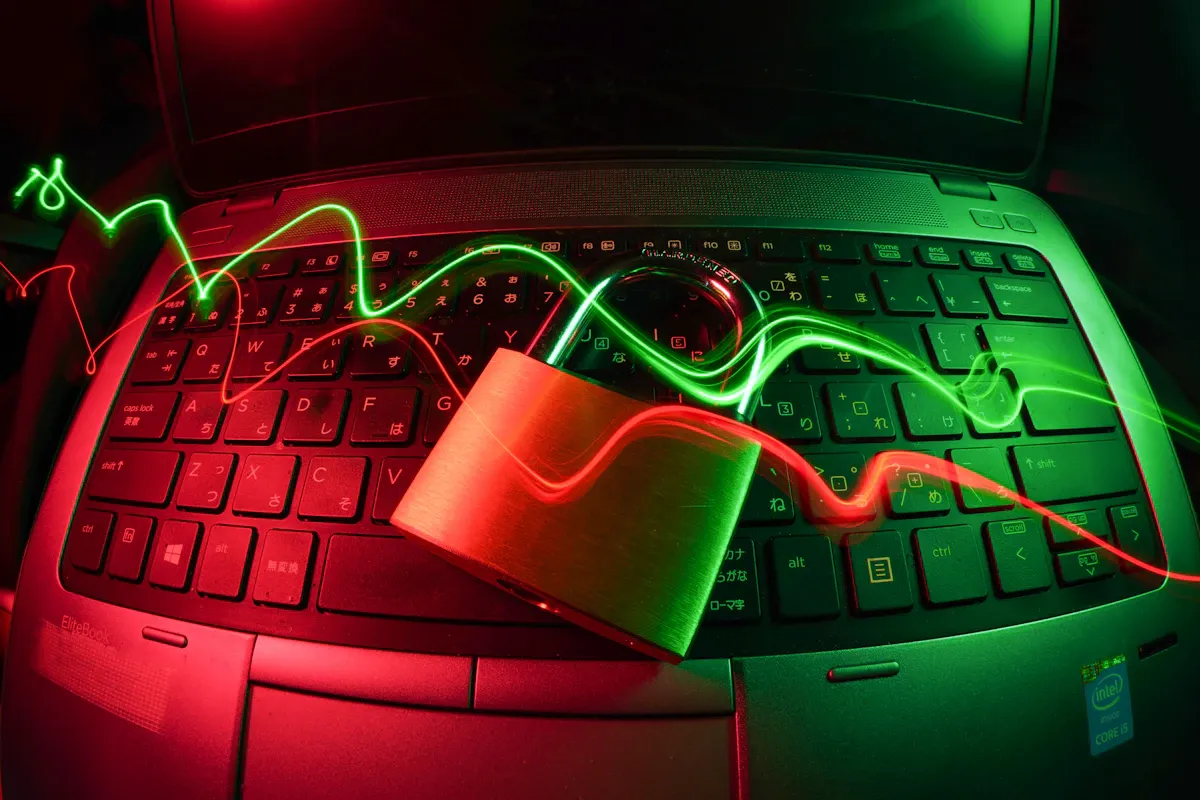 Dijital kilit ekranı ve fidye yazılımı saldırısını temsil eden kırmızı uyarı ikonları ile karanlık soyut arka plan.