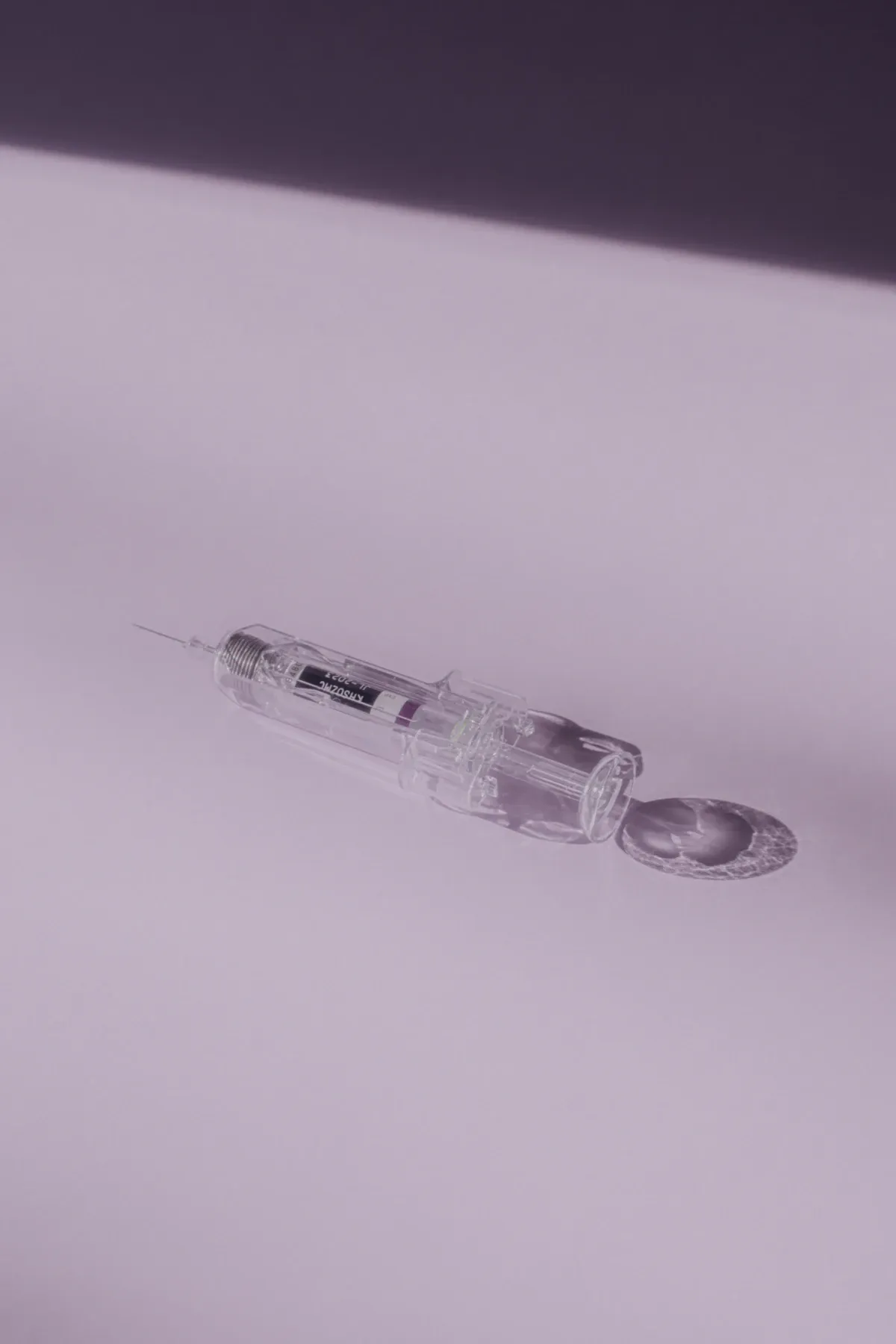 Tıbbi enjeksiyon kalemı, GLP-1 ilaçlarının uzun vadeli yan etkileri hakkında bilgilendirme görseli.