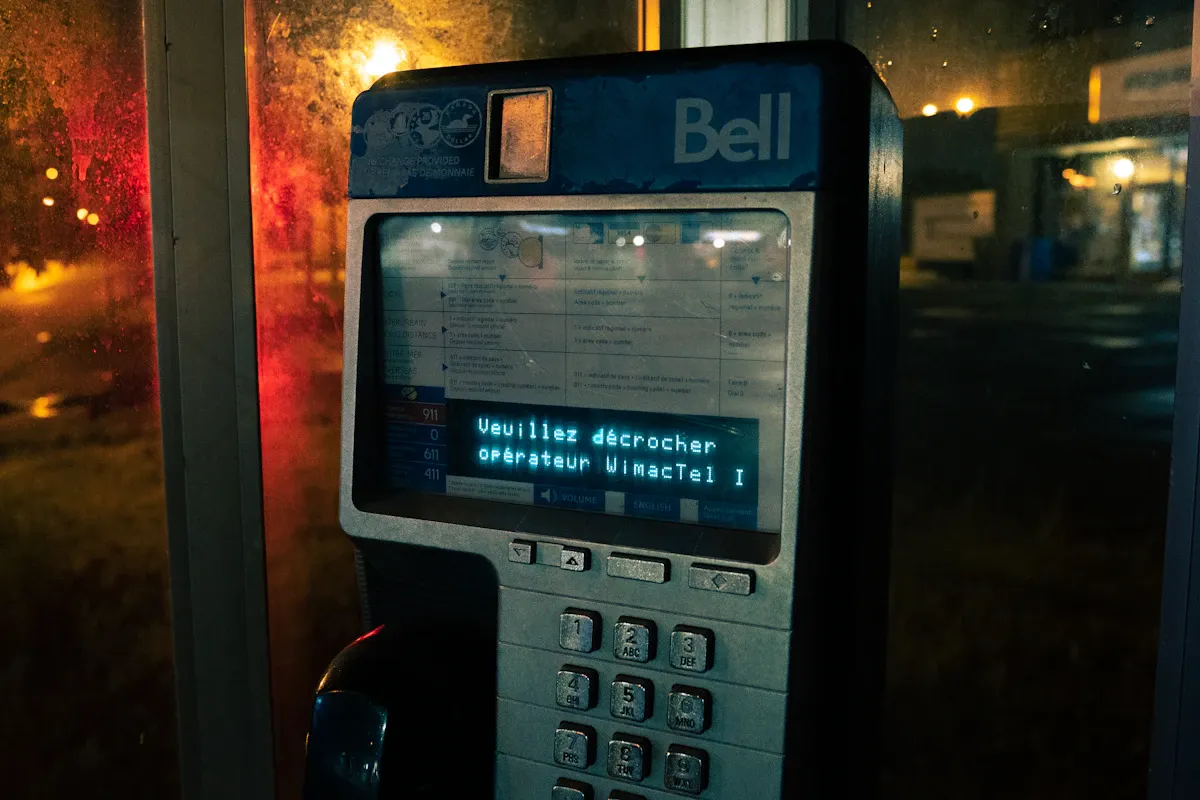 Gece karanlık odada parlayan telefon ekranı, uyku erteleme ve geç saatlerde ekran kullanımını temsil ediyor.