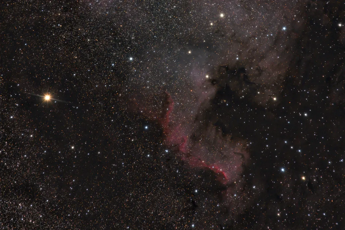 Derin uzaydaki vatoz galaksisi, James Webb teleskobu tarafından çekilen renkli bulutsu görüntüsü.