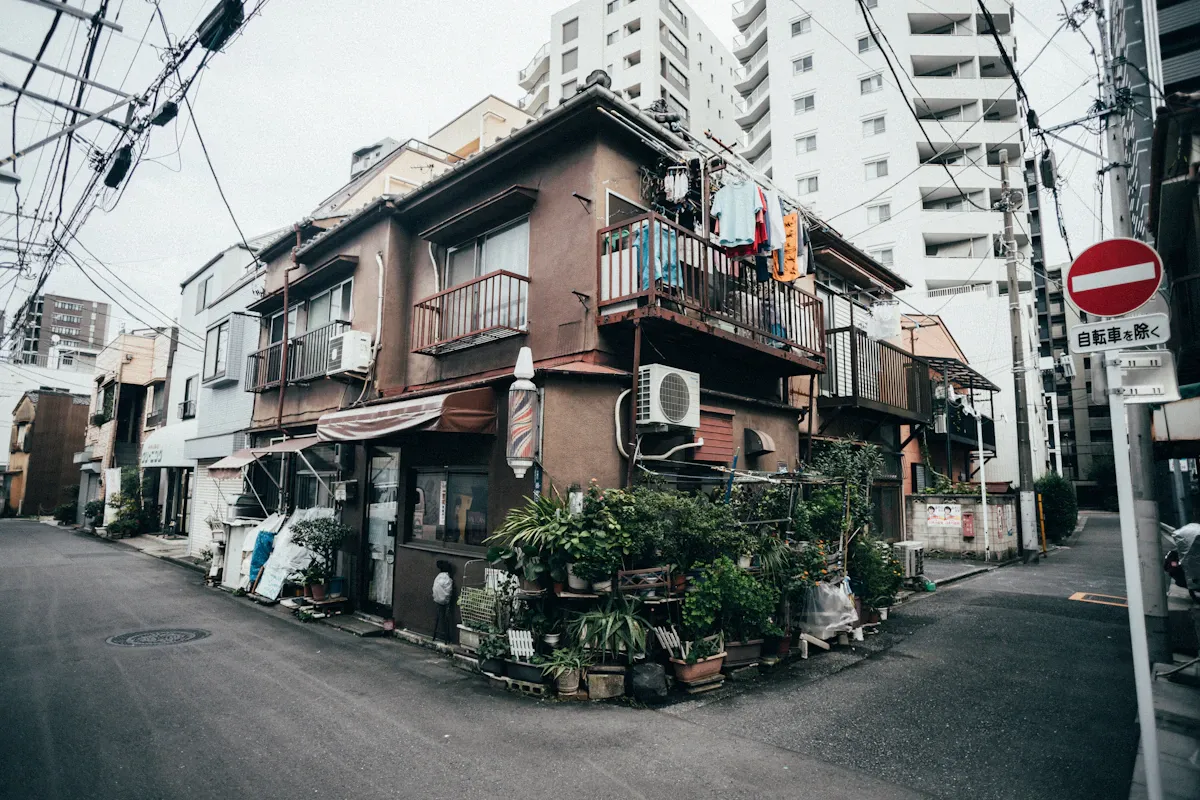 Tokyo'da yalnız bir dairenin gece görünümü, Japonya'da artan yalnızlık sorununu yansıtıyor.