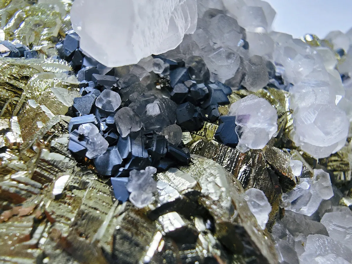 Nadir toprak mineralleri taşıyan kamyonlar ve Çin tedarik zinciri kırılmasının yansımaları