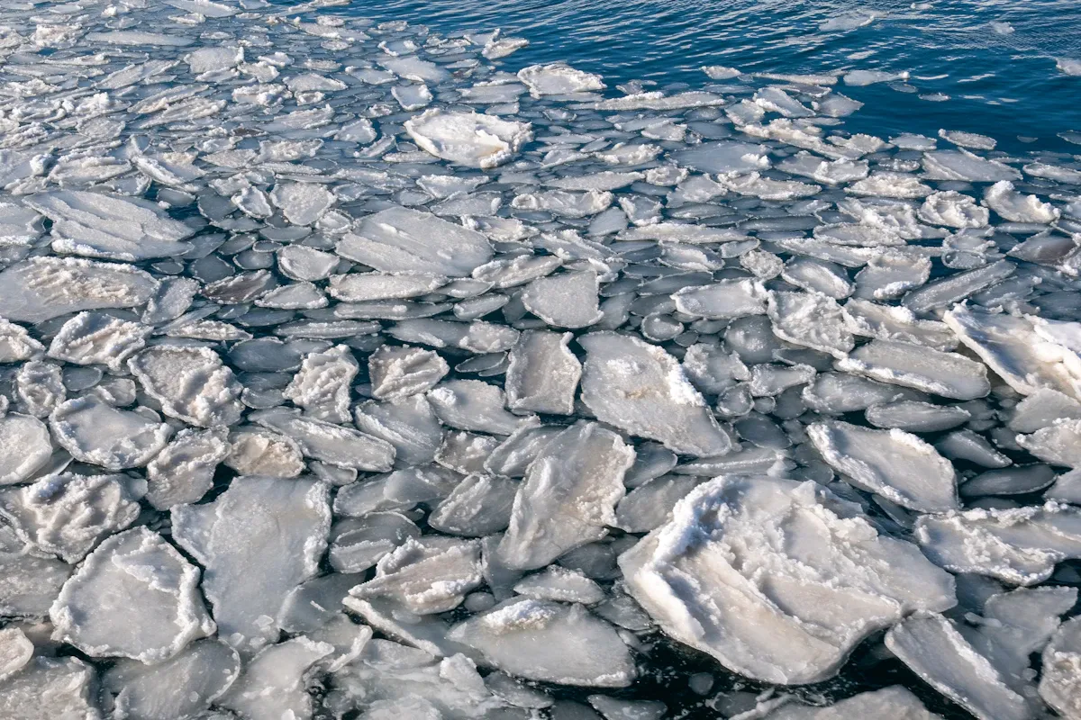Kutup bölgesinde eriyen permafrost tabakası, iklim değişikliğinin küresel etkelerini gözler önüne seriyor.