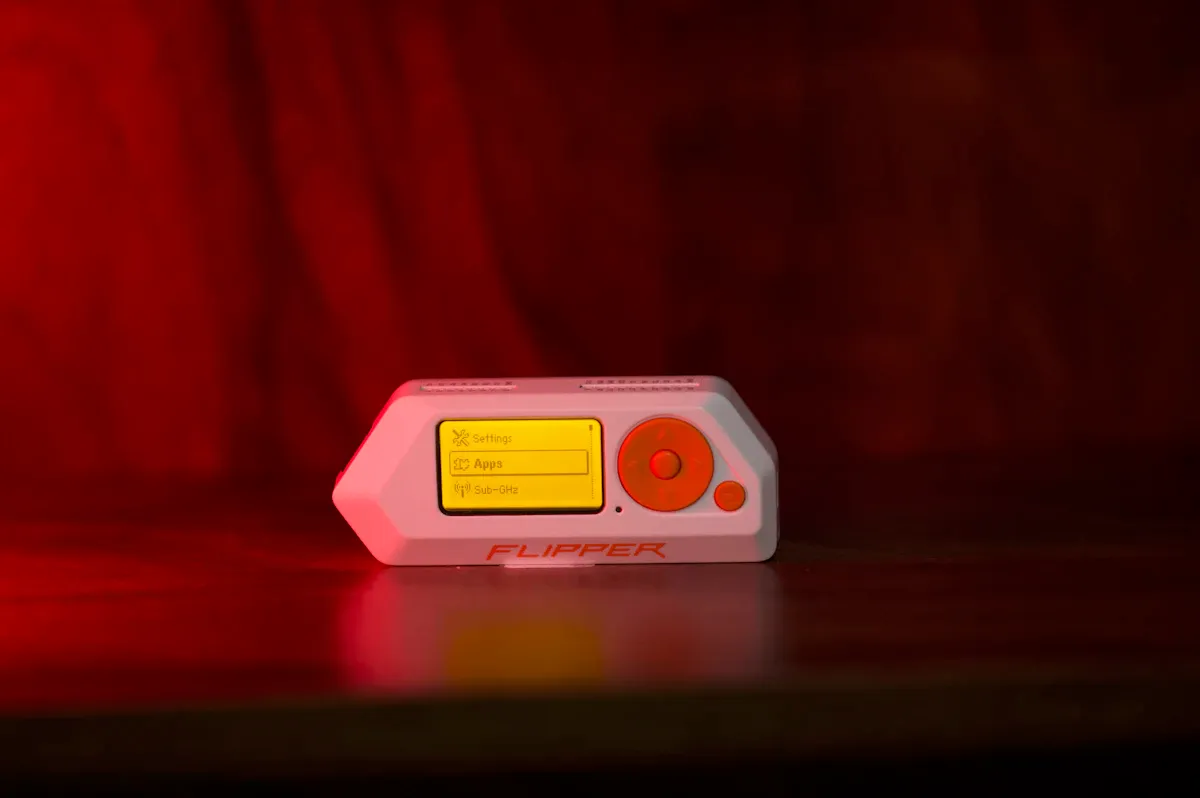 Dijital ağ bağlantıları üzerinde parlayan siber güvenlik görseli, karanlık arka planda veri akışı.