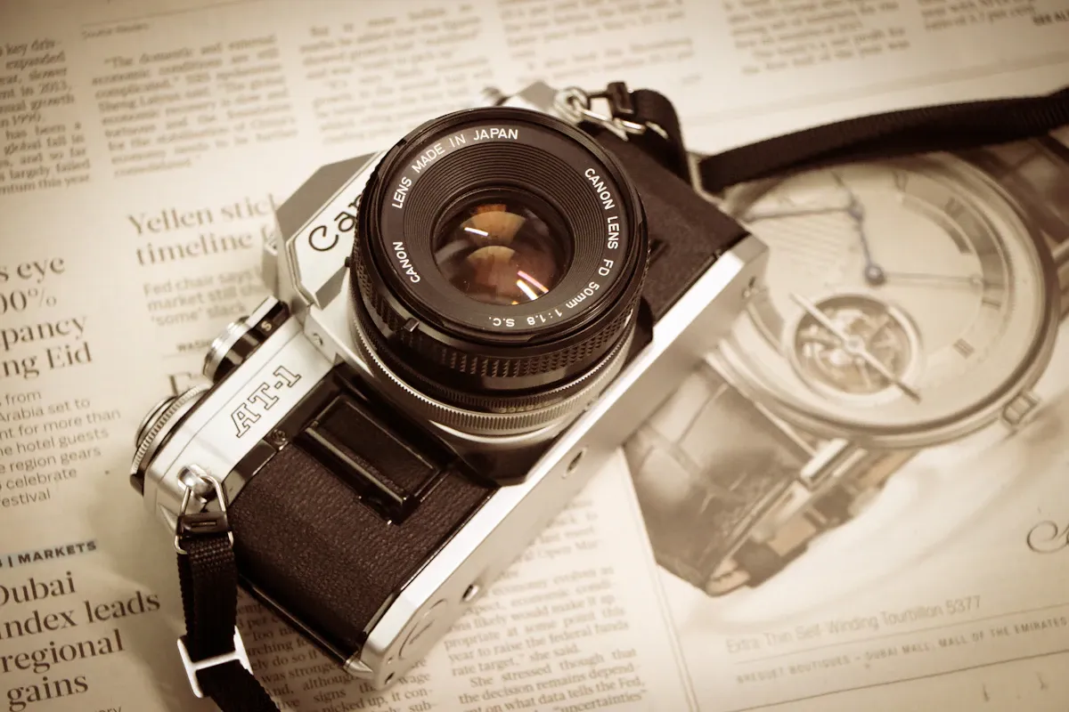 Eski bir gazetenin üzerindeki karışık yazı tipi ve düzen, modern OCR teknolojilerinin zorluklarını gösteriyor.