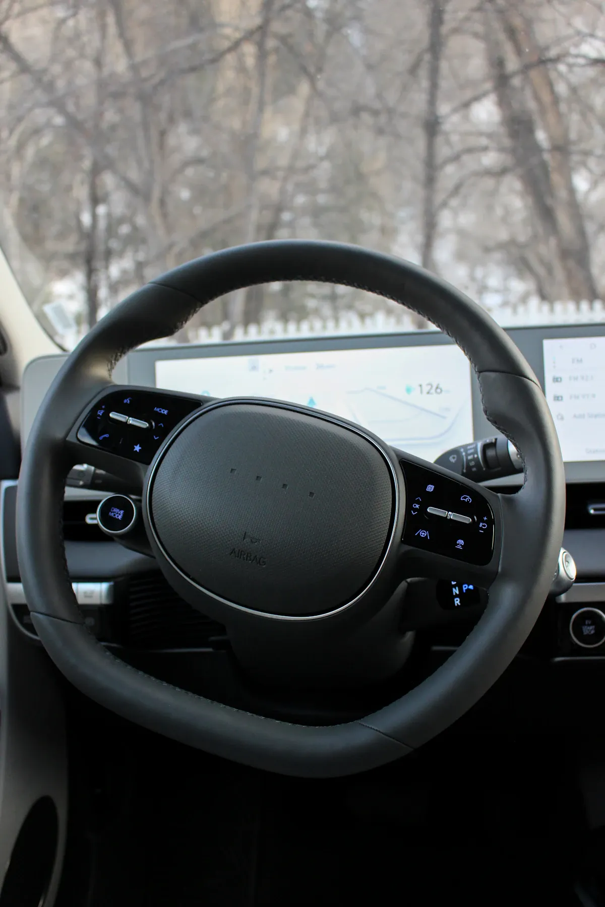 2026 yılında Tesla elektrikli aracı şarj istasyonunda, elektrikli mobiliteye yön veren yenilikçi tasarımıyla