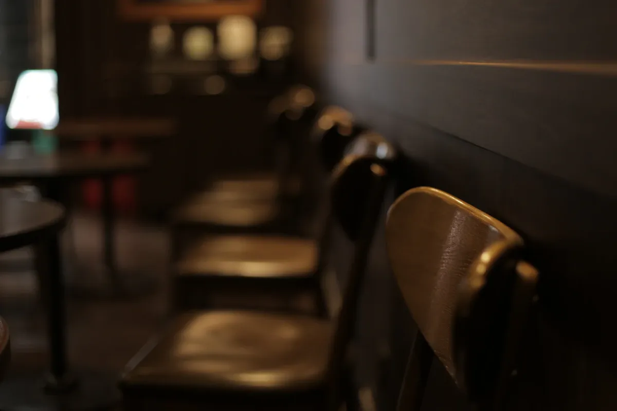 Boş bir kafe iç mekanı, üçüncü mekânların toplulukları bir araya getirme potansiyelini gözler önüne seriyor.