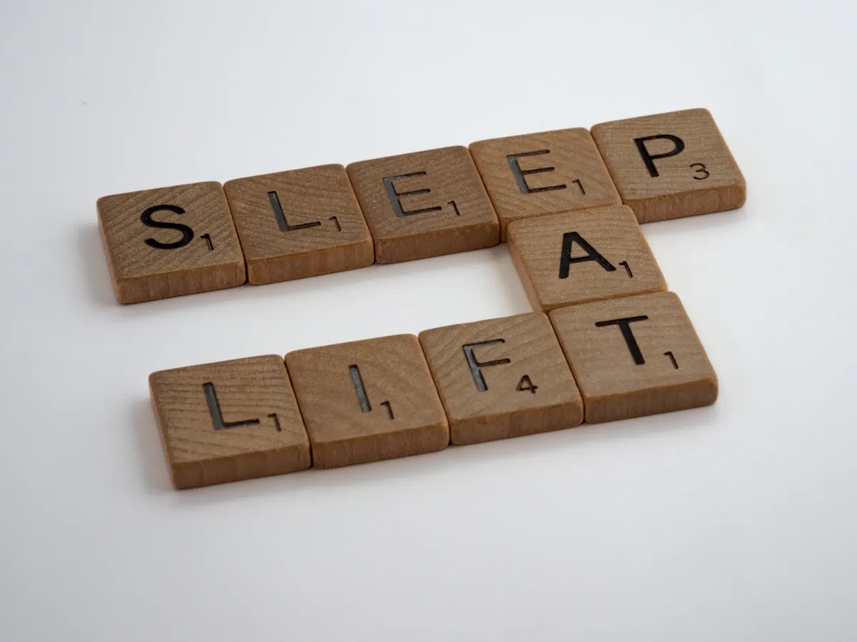 Uykusuz kalan beynin etkilerini gösteren karanlık odada uyuyan siluet görseli