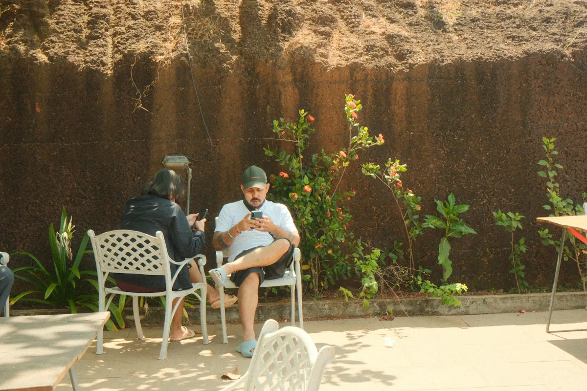 Yalnız bir kişi telefonuna bakarken, modern yalnızlık salgını tartışmasını yansıtan atmosferik kare.