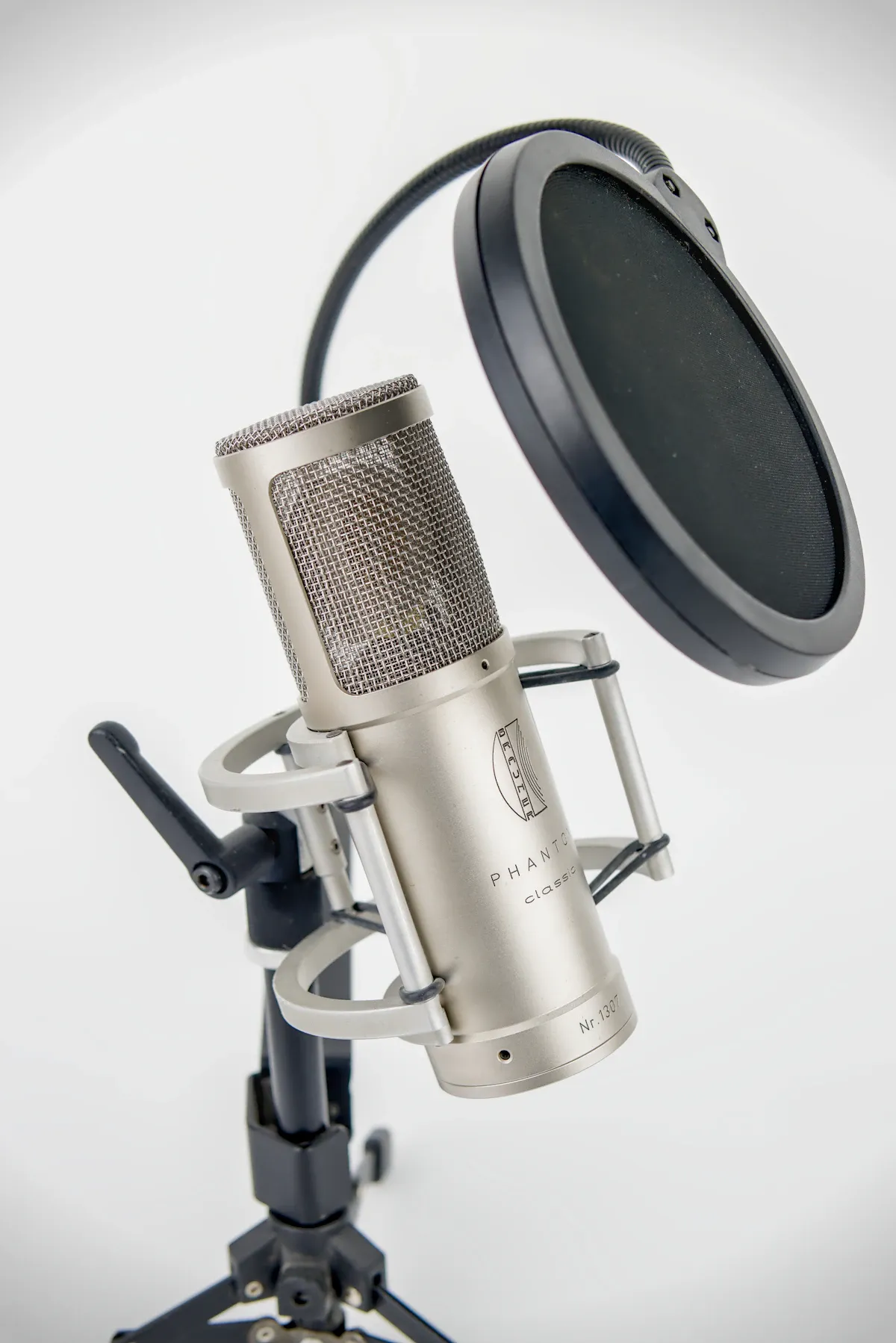 Modern müzik stüdyosunda mikrofon ve kayıt ekipmanları, plak şirketlerinin sonu