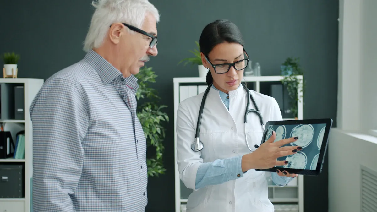 Yüksek çözünürlüklü tıbbi MRI beyin taraması, keskin sınır hassasiyetiyle detaylı anatomik yapıları gösteriyor.